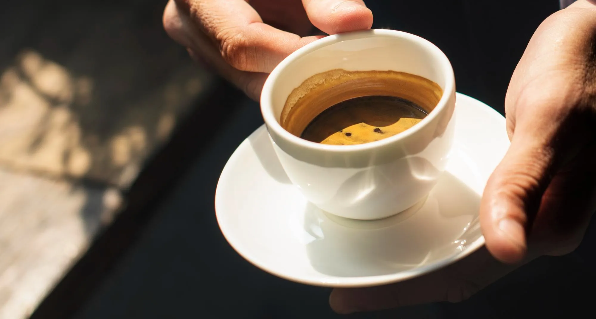 Fire Hand espresso, fincan ve kahve sunumu